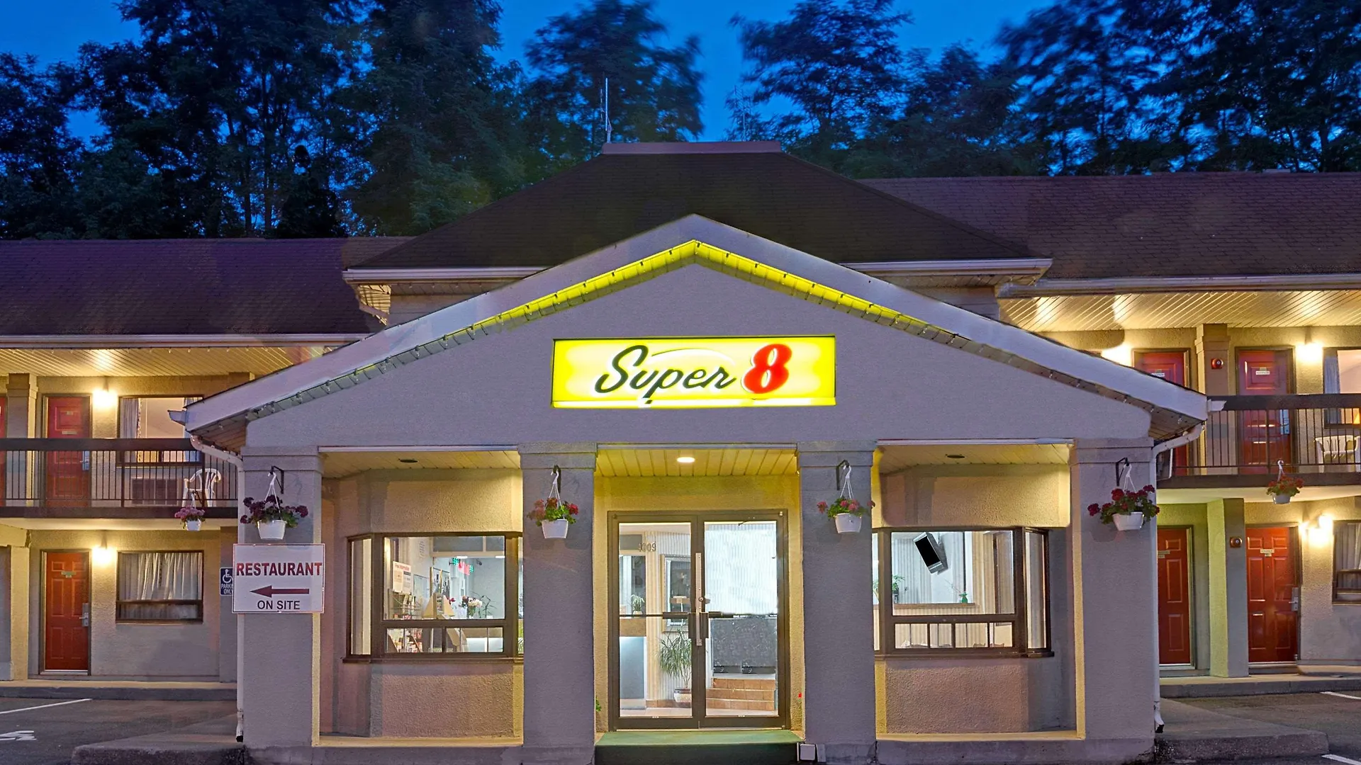 Hotel Super 8 By Wyndham Niagara Falls North Canada