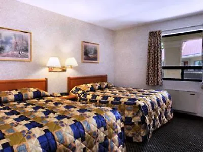 Hotel Super 8 By Wyndham Niagara Falls North Canada